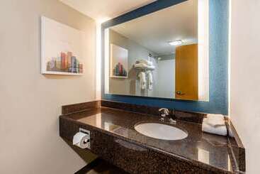 هتل La Quinta By Wyndham Vancouver