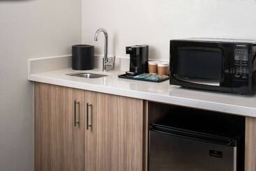 هتل Sonesta Select Nashville Airport Suites
