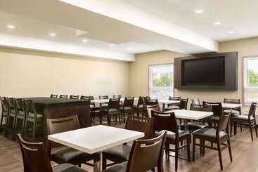 هتل Super 8 By Wyndham Ajax/toronto On