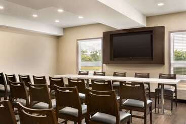 هتل Super 8 By Wyndham Ajax/toronto On