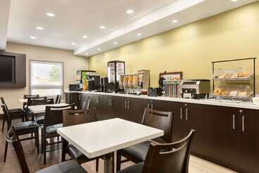 هتل Super 8 By Wyndham Ajax/toronto On