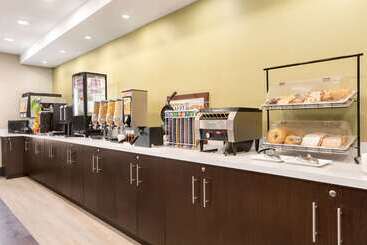 هتل Super 8 By Wyndham Ajax/toronto On