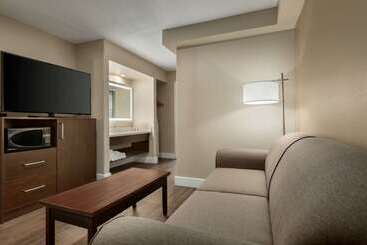 هتل Super 8 By Wyndham Ajax/toronto On