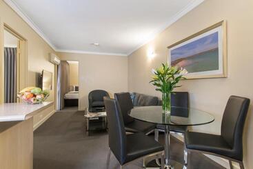 هتل The Peninsula Riverside Serviced Apartments