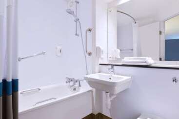 هتل Travelodge Leeds Central