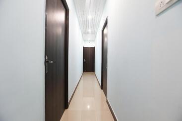 هتل Oyo 42640 Day Night Resort