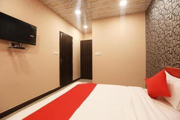 هتل Oyo 42640 Day Night Resort