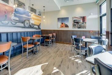 هتل Sandman Signature Saskatoon South