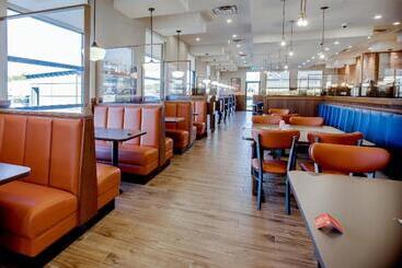 هتل Sandman Signature Saskatoon South