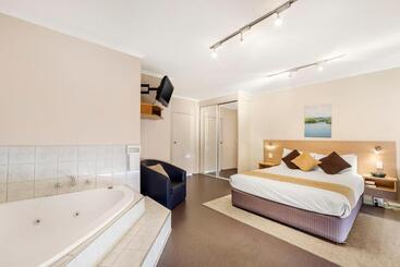 هتل Ciloms Airport Lodge
