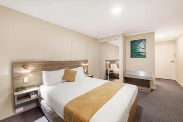 هتل Ciloms Airport Lodge