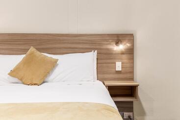 هتل Ciloms Airport Lodge