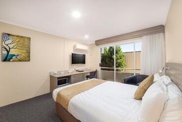هتل Ciloms Airport Lodge