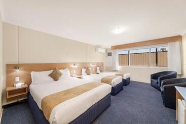 هتل Ciloms Airport Lodge