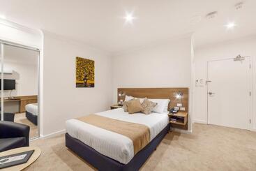 هتل Ciloms Airport Lodge