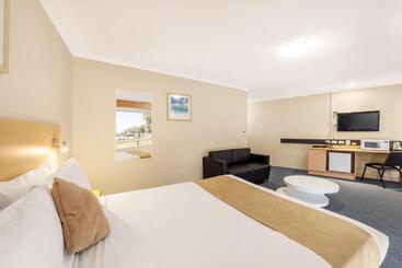 هتل Ciloms Airport Lodge