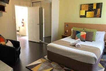 هتل Ciloms Airport Lodge