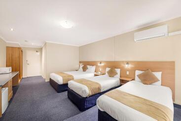 هتل Ciloms Airport Lodge
