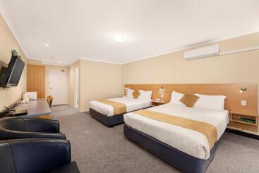 هتل Ciloms Airport Lodge