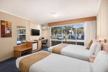 هتل Ciloms Airport Lodge