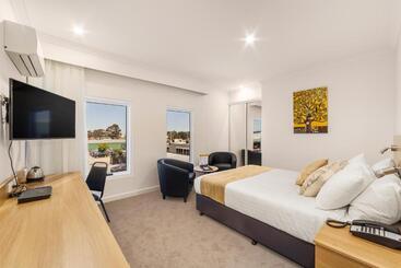 هتل Ciloms Airport Lodge