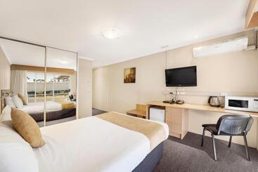 هتل Ciloms Airport Lodge