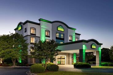 هتل Comfort Inn & Suites Greenville Near Convention Center