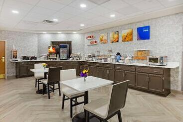 هتل Comfort Inn & Suites Greenville Near Convention Center
