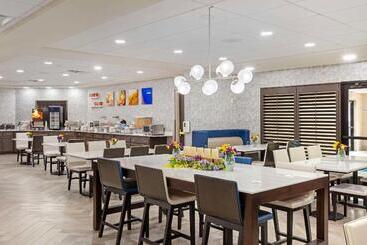 هتل Comfort Inn & Suites Greenville Near Convention Center