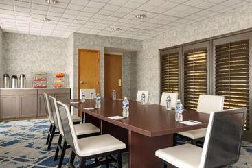 هتل Comfort Inn & Suites Greenville Near Convention Center