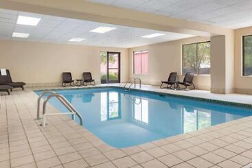هتل Comfort Inn & Suites Greenville Near Convention Center