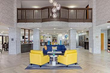 هتل Comfort Inn & Suites Greenville Near Convention Center