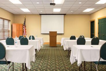 هتل Country Inn & Suites By Radisson, Salina, Ks