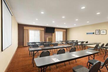 هتل Country Inn & Suites By Radisson, Topeka West, Ks