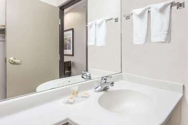 هتل Days Inn By Wyndham Near Kansas Speedway