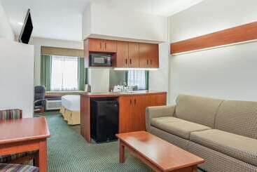 هتل Days Inn By Wyndham Near Kansas Speedway