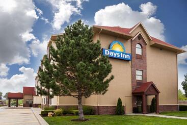 هتل Days Inn By Wyndham Near Kansas Speedway