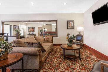 هتل Days Inn By Wyndham Near Kansas Speedway