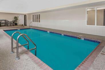 هتل Days Inn By Wyndham Near Kansas Speedway