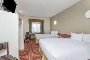 هتل Days Inn By Wyndham Near Kansas Speedway