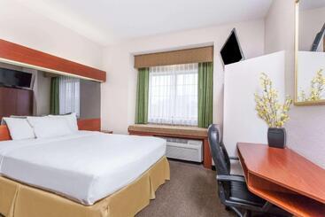 هتل Days Inn By Wyndham Near Kansas Speedway