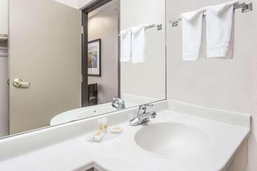 هتل Days Inn By Wyndham Near Kansas Speedway