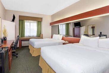 هتل Days Inn By Wyndham Near Kansas Speedway