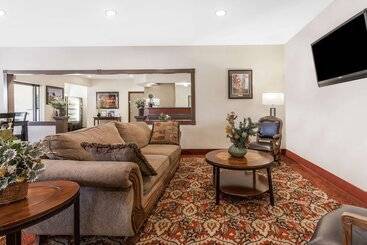 هتل Days Inn By Wyndham Near Kansas Speedway