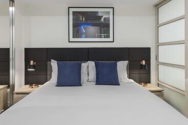 هتل Oaks Adelaide Embassy Suites