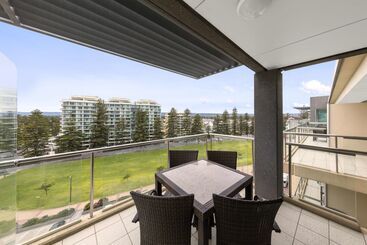 هتل Oaks Glenelg Plaza Pier Suites
