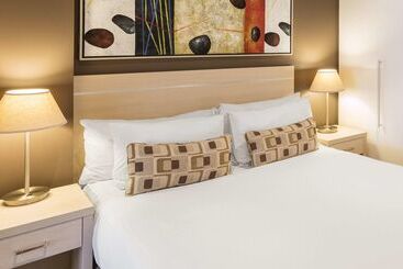 هتل Oaks Glenelg Plaza Pier Suites