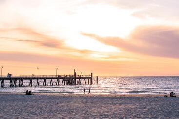 هتل Oaks Glenelg Plaza Pier Suites