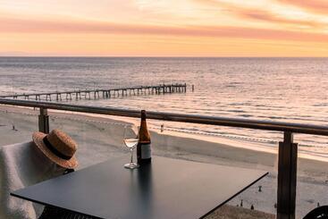 هتل Oaks Glenelg Plaza Pier Suites