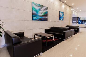 هتل Oaks Glenelg Plaza Pier Suites